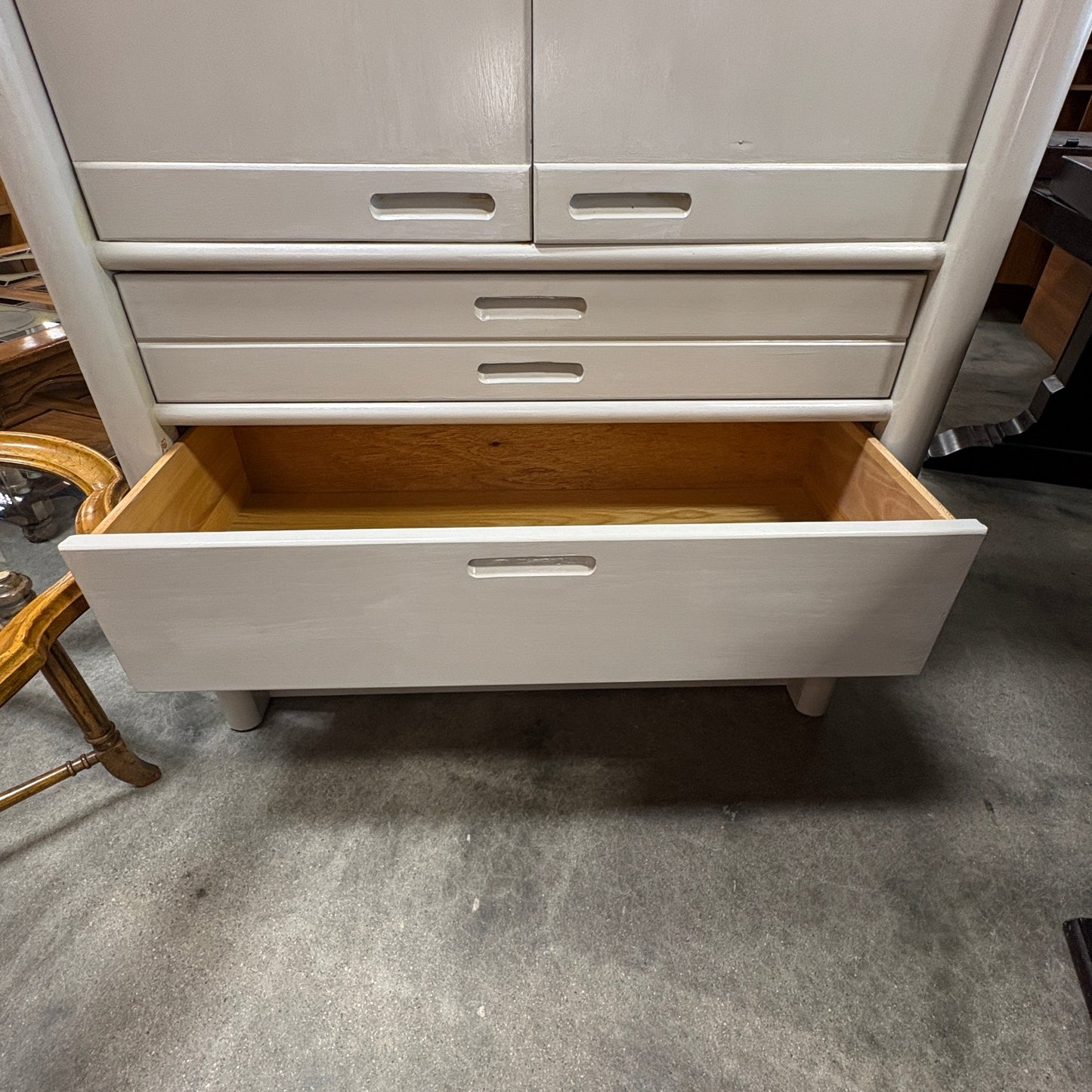 Thomasville Grey-Painted Oak Armoire with Five Drawers - detail 5