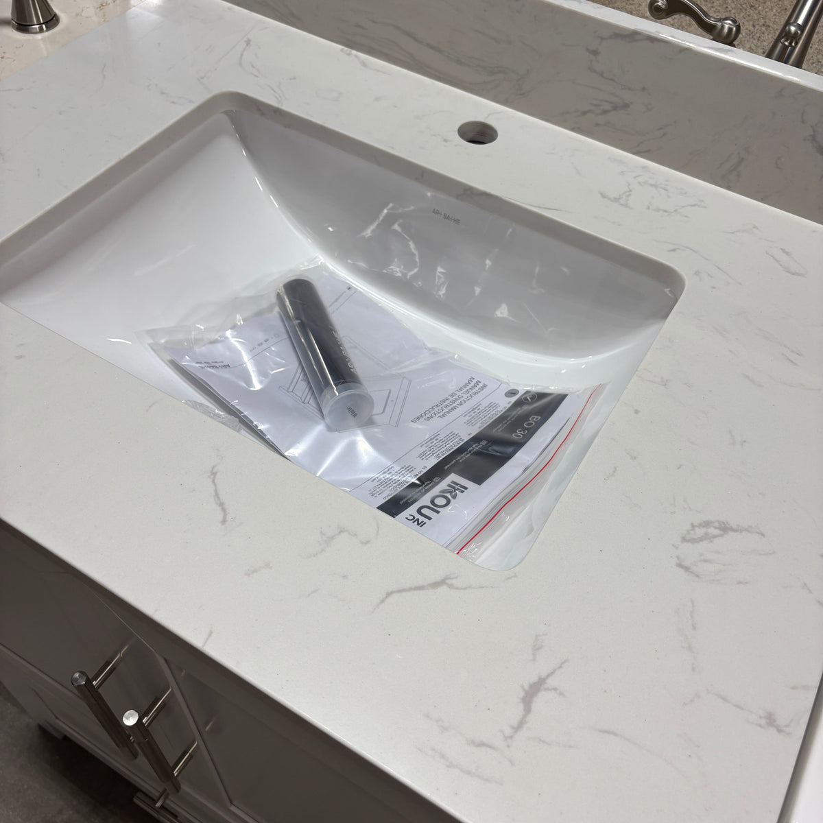 29 in White Shaker Vanity, Quartz Top and Undermount Sink - detail 4