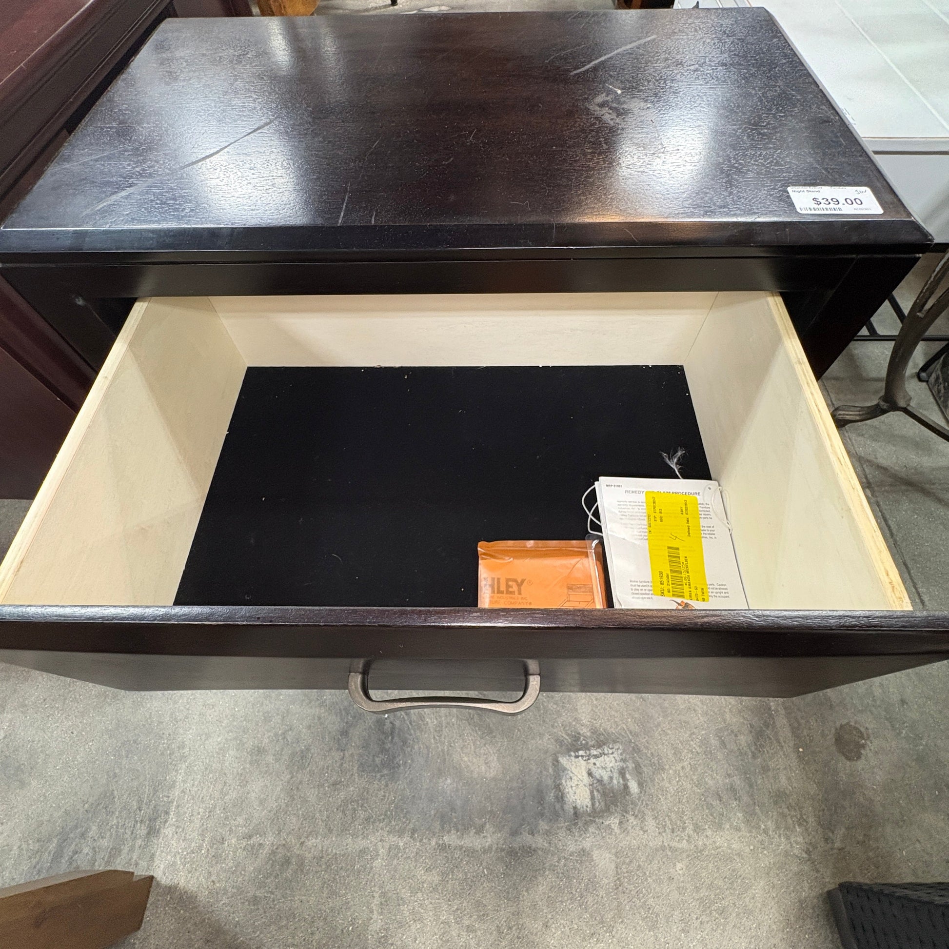 Ashley 2-Drawer Nightstand - additional view