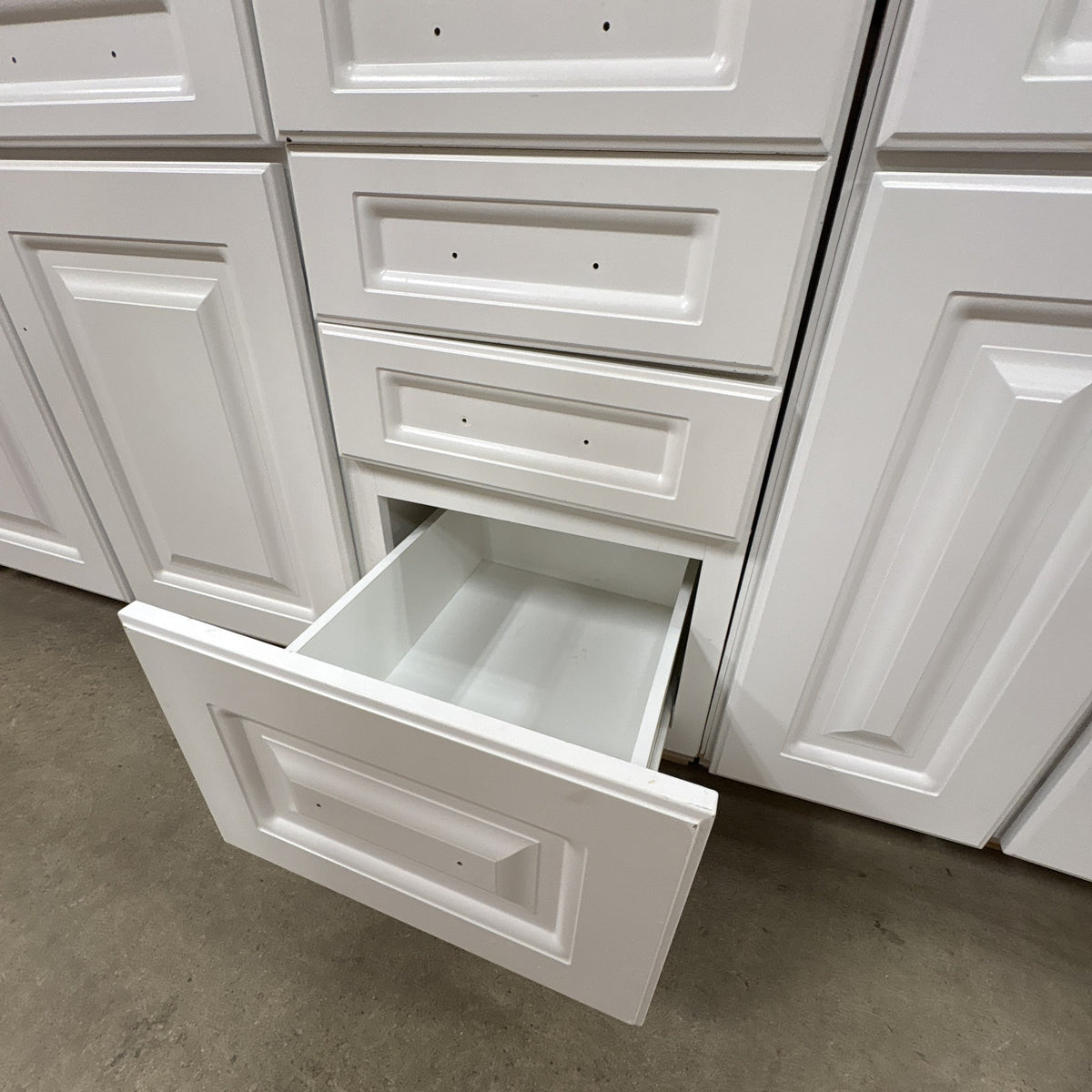 20 Pc White Cabinet Set FALSE location-set