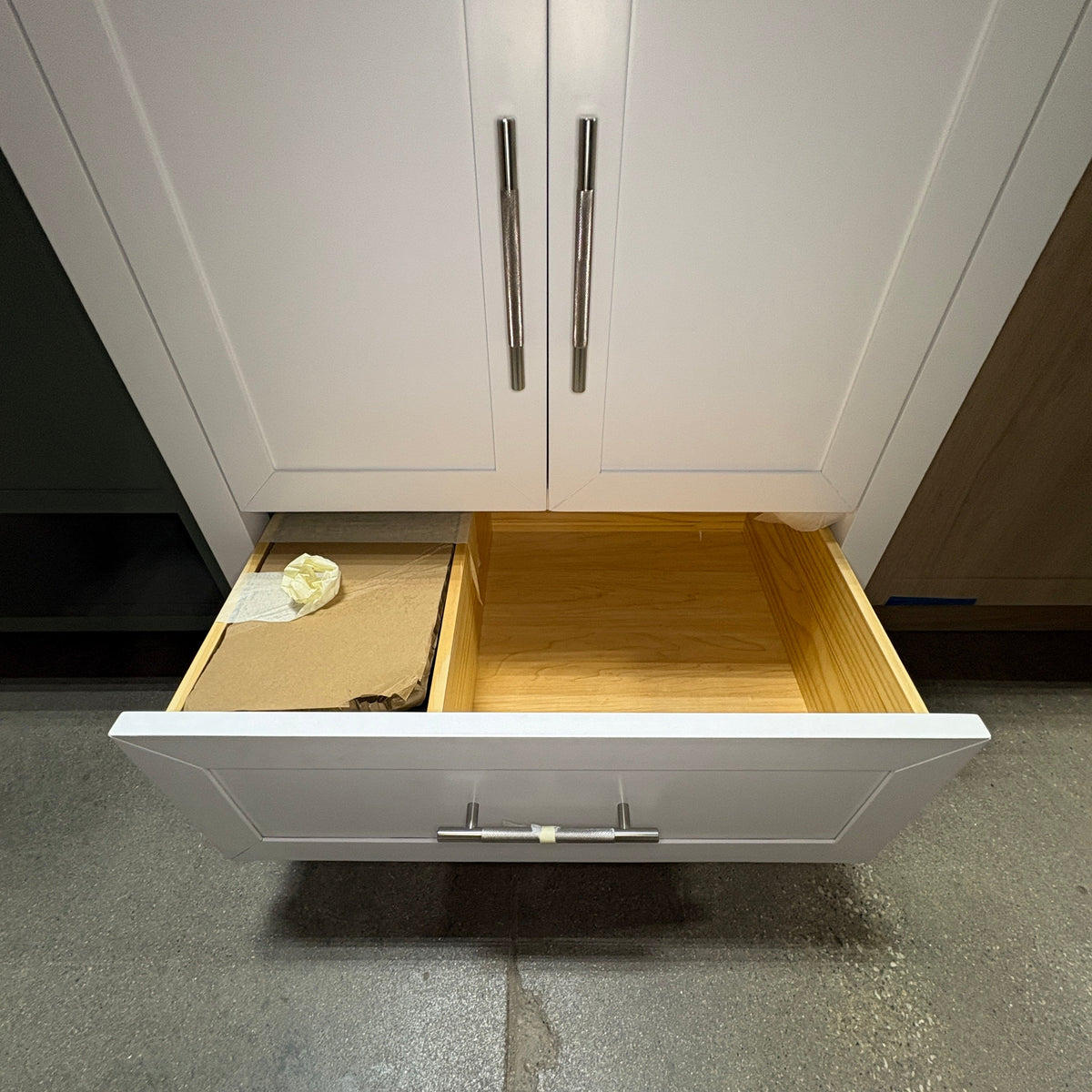 29 in White Shaker Vanity, Quartz Top and Undermount Sink - detail 3