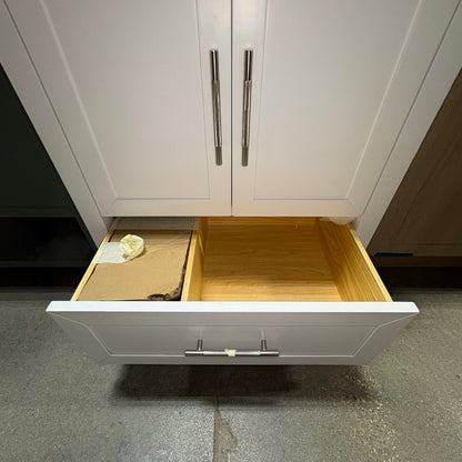 29 in White Shaker Vanity, Quartz Top and Undermount Sink - detail 3