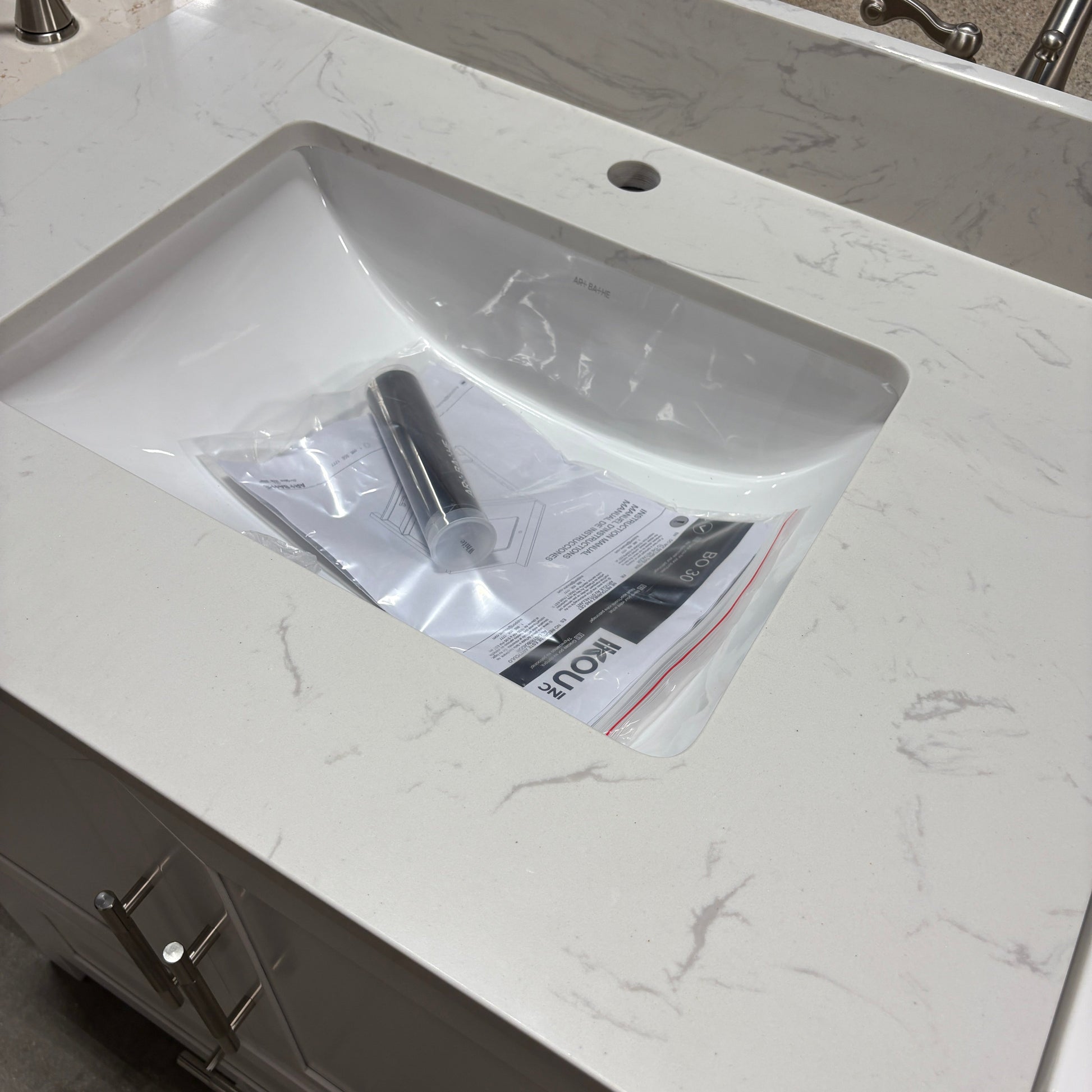 29 in White Shaker Vanity, Quartz Top and Undermount Sink - detail 4