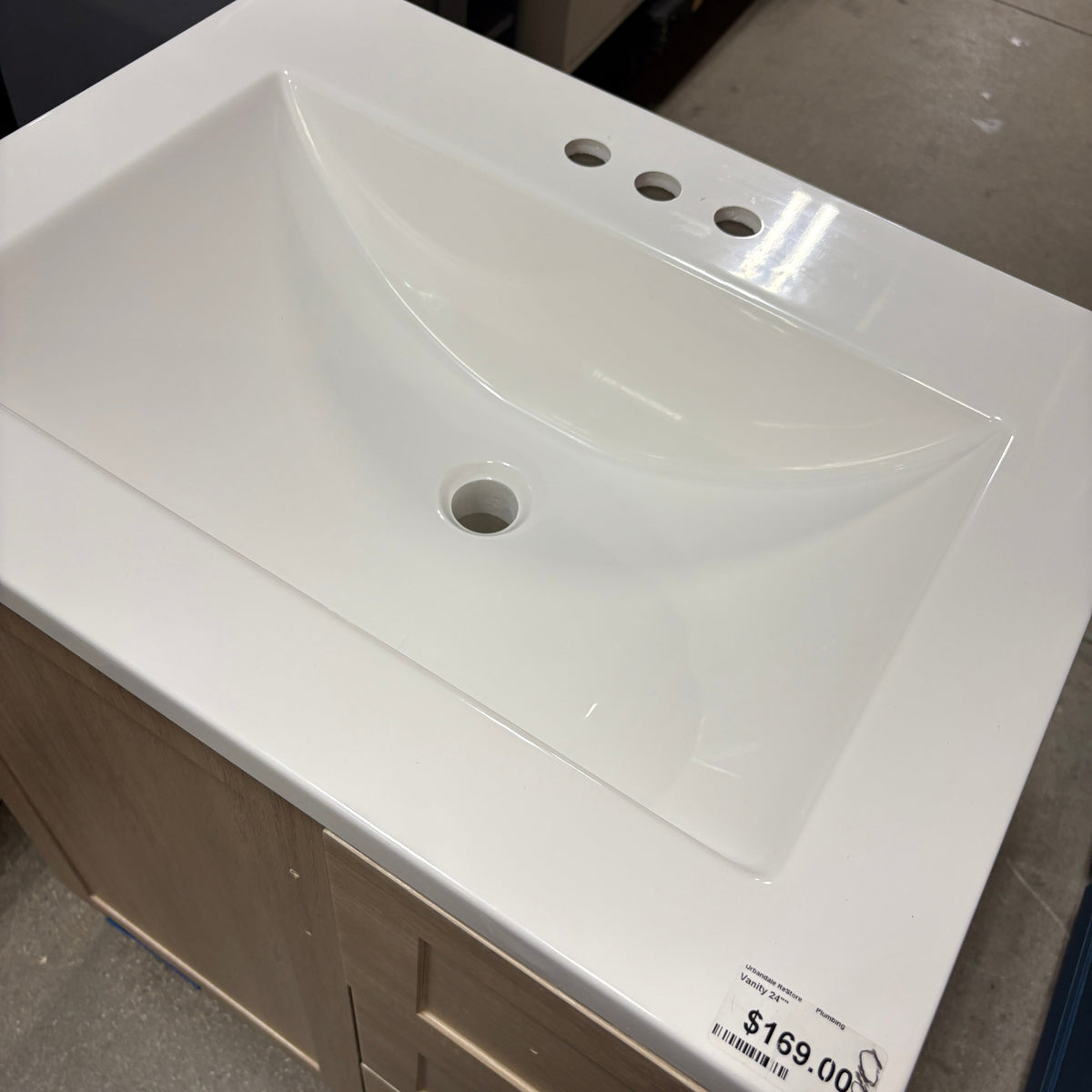 24 in Light Oak Shaker Vanity with Ceramic Sink Top - detail 2