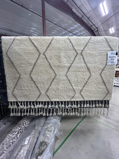 8' X 10' Ivory Tassel Wool Rug