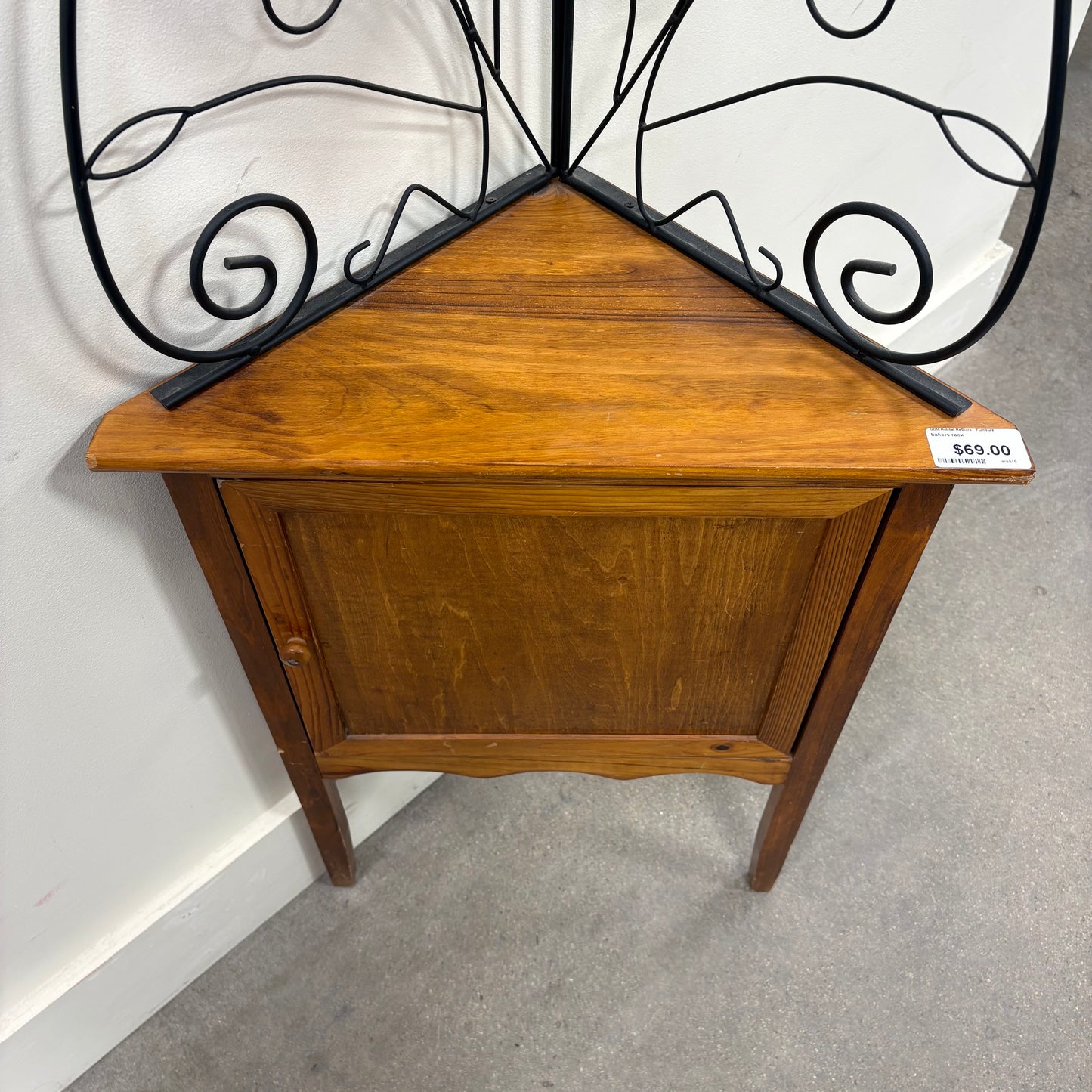 Corner Vines Baker's Rack