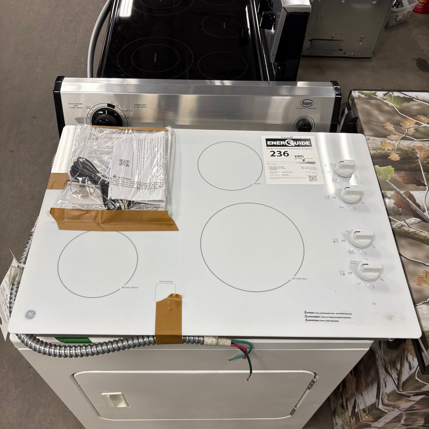 GE 30" White Elec Cooktop