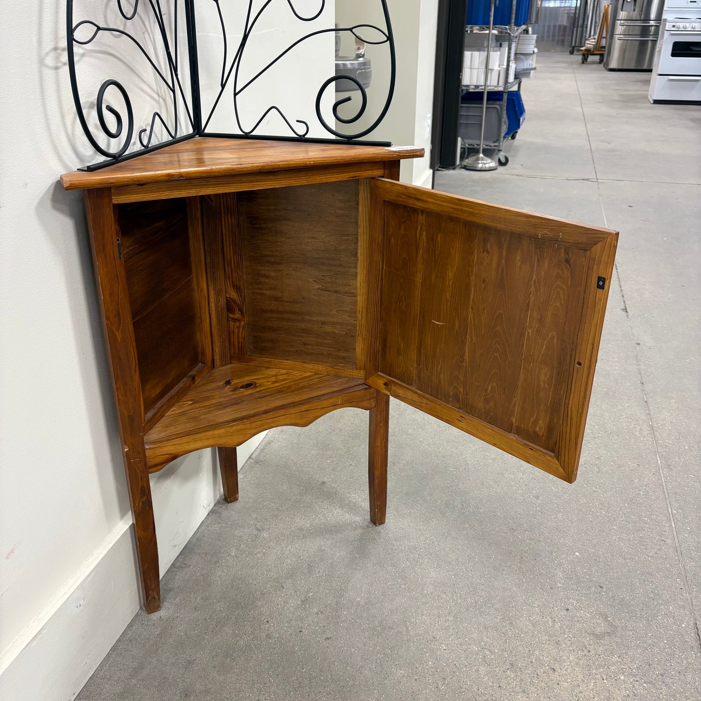 Corner Vines Baker's Rack